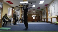 Ivan Moroz, yang terluka saat bekerja di fasilitas produksi gas, berolahraga bersama tentara Ukraina di ruang terapi fisik. Mereka yang menjadi tentara tidak semuanya dari latar belakang militer. Ada juga warga sipil yang mau menjadi relawan demi membela tanah air.