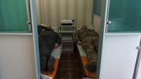 Tentara Ukraina berbaring selama sesi terapi tidur listrik di pusat rehabilitasi. Perang yang dimulai sejak 24 Februari 2022 itu, belum menunjukkan tanda bakal berhenti.
