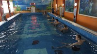 Tentara Ukraina mengikuti sesi terapi akuatik di kolam air panas di pusat rehabilitasi di wilayah Kharkiv, Ukraina, Jumat (30/12/2022).