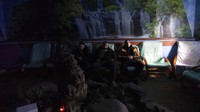 Tentara Ukraina mendengarkan musik meditasi selama sesi aromaterapi di pusat rehabilitas. 
