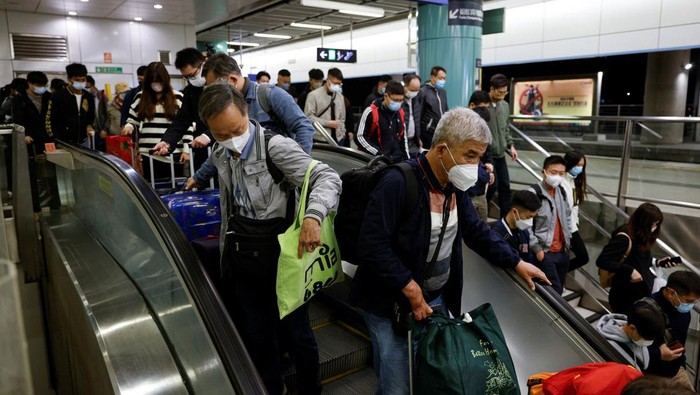 Travellers arrive at Hong Kong's Lok Ma Chau border checkpoint on the first day China reopens the border amid the coronavirus disease (COVID-19) pandemic in Hong Kong, China, January 8, 2023. REUTERS/Tyrone Siu