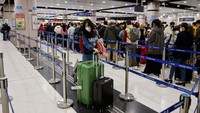 Setelah tiga tahun pandemi, China daratan membuka perbatasan dengan Hong Kong dan mengakhiri persyaratan karantina bagi pelancong yang datang. Hal ini sekaligus membongkar pilar terakhir dari kebijakan nol COVID-19 yang melindungi warga China dari virus tetapi juga memisahkannya dari negara lain. 