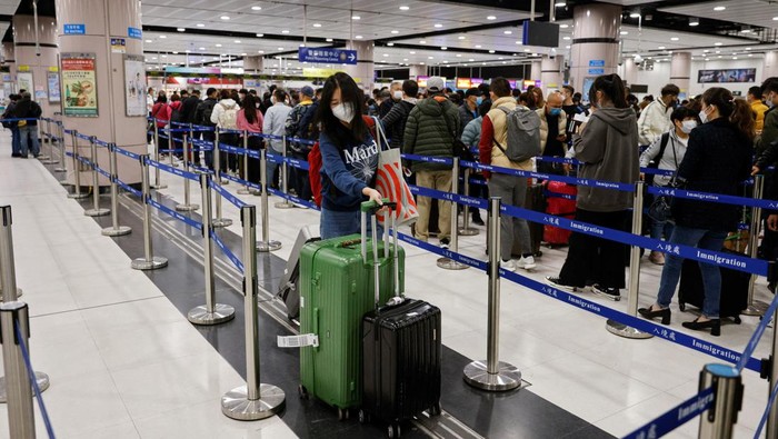 Travellers arrive at Hong Kong's Lok Ma Chau border checkpoint on the first day China reopens the border amid the coronavirus disease (COVID-19) pandemic in Hong Kong, China, January 8, 2023. REUTERS/Tyrone Siu