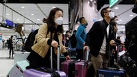 Wisatawan tiba di pos pemeriksaan perbatasan Lok Ma Chau Hong Kong pada hari pertama China membuka kembali perbatasan di tengah pandemi penyakit virus corona (COVID-19) di Hong Kong, China, Minggu (8/1/2023). 