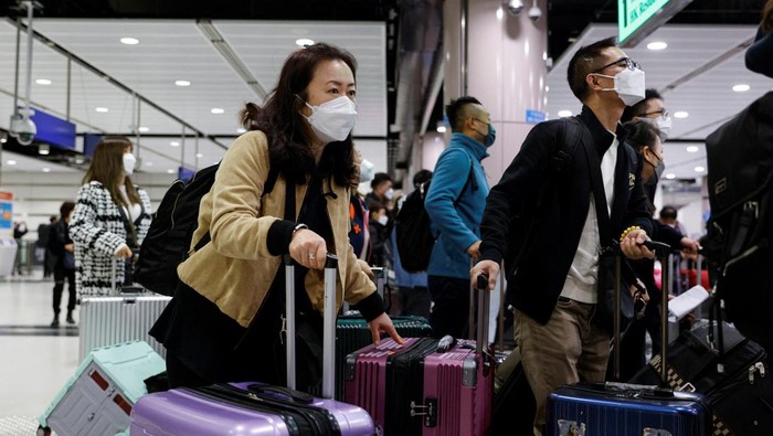 China Buka Perbatasan dengan Hong Kong, Pelancong Membludak Travellers arrive at Hong Kong's Lok Ma Chau border checkpoint on the first day China reopens the border amid the coronavirus disease (COVID-19) pandemic in Hong Kong, China, January 8, 2023. REUTERS/Tyrone Siu