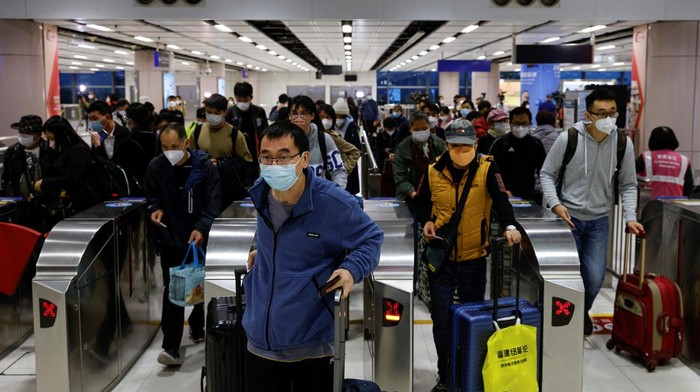 China Buka Perbatasan dengan Hong Kong, Pelancong Membludak Travellers arrive at Hong Kong's Lok Ma Chau border checkpoint on the first day China reopens the border amid the coronavirus disease (COVID-19) pandemic in Hong Kong, China, January 8, 2023. REUTERS/Tyrone Siu