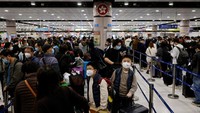 Para pelancong mulai melintasi penyeberangan darat dan laut dari Hong Kong ke China daratan. Banyak diantara warga yang menginginkan reuni setelah Beijing membuka perbatasan yang ditutup sejak awal pandemi COVID-19. 