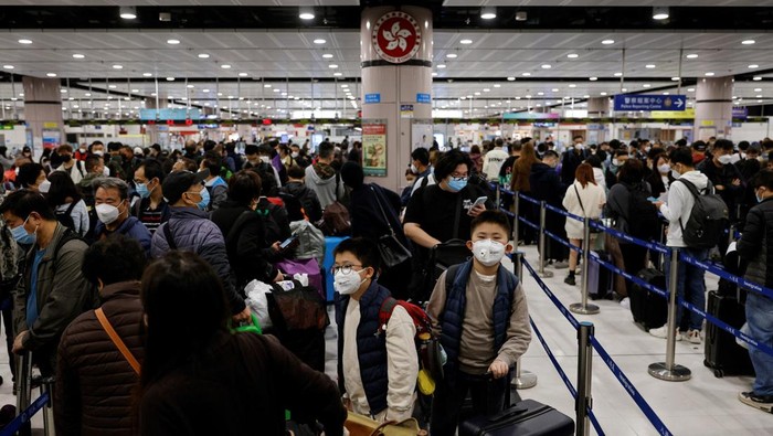 Travellers arrive at Hong Kong's Lok Ma Chau border checkpoint on the first day China reopens the border amid the coronavirus disease (COVID-19) pandemic in Hong Kong, China, January 8, 2023. REUTERS/Tyrone Siu