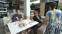 Ketika disambangi oleh Andre Taulany, area dapurnya juga cocok untuk bersantai. Meja makan sederhana yang ada di dapur menjadi tempat untuk mencicipi makanan yang enak. Foto: Instagram/miekeamalia & YouTube/Taulany TV
