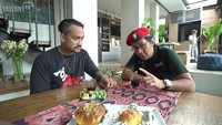 Pasangan komedian Tora Sudiro dan Mieke Amalia, menempati hunian yang unik. Konsep rumah keduanya didesain lebih terbuka terutama pada dapurnya. Foto: Instagram/miekeamalia & YouTube/Taulany TV