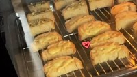 Mieke Amalia mengaku paling senang membuat kue. Melihat kue-kuenya mengembang di dalam oven menjadi pemandangan yang menyenangkan baginya. Foto: Instagram/miekeamalia & YouTube/Taulany TV