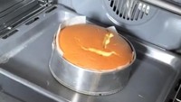 Membuat kue yang mengembang dan lembut juga menjadi rutinitasnya di rumah. Memanfaatkan oven bertingkat miliknya, kreasi Mieke Amalia bikin ngiler!Foto: Instagram/miekeamalia & YouTube/Taulany TV