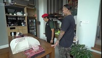 Bergeser sedikit, tepat di sisi kiri dapur rumahnya ada mini bar yang unik. Lemari pendingin dengan beragam minuman menyegarkan disediakan bebas untuk tamu yang datang. Foto: Instagram/miekeamalia & YouTube/Taulany TV