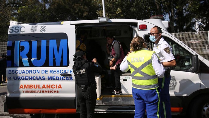 Dua Kereta Tabrakan di Meksiko, Puluhan Orang Luka-luka Forensic technicians work close to the area where two subway trains collide head-on at a subway station, in Mexico City, Mexico, January 7, 2023. REUTERS/Quetzalli Nicte-Ha