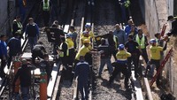 Dilansir AFP, Minggu (8/1/2023), tayangan televisi menunjukkan penumpang yang terluka dirawat di ambulans setelah kecelakaan. Kecelakaan kereta terjadi di Jalur Tiga Metro utara-selatan. 