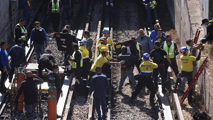 Dua Kereta Tabrakan di Meksiko, Puluhan Orang Luka-luka Forensic technicians work close to the area where two subway trains collide head-on at a subway station, in Mexico City, Mexico, January 7, 2023. REUTERS/Quetzalli Nicte-Ha