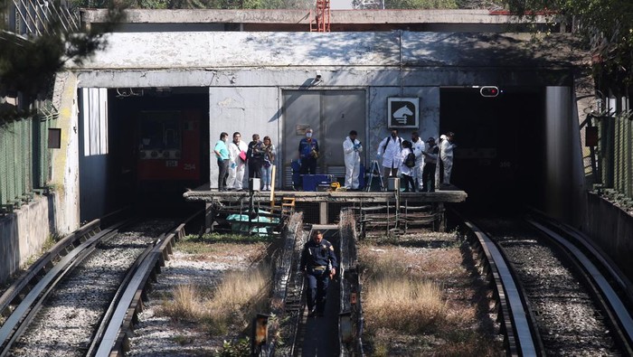 Forensic technicians work close to the area where two subway trains collide head-on at a subway station, in Mexico City, Mexico, January 7, 2023. REUTERS/Quetzalli Nicte-Ha