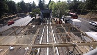 Petugas penyelamat bekerja di dekat area di mana dua kereta bawah tanah bertabrakan di stasiun kereta bawah tanah, di Mexico City, Meksiko, Sabtu (7/1/2023). 