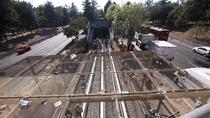 Dua Kereta Tabrakan di Meksiko, Puluhan Orang Luka-luka Forensic technicians work close to the area where two subway trains collide head-on at a subway station, in Mexico City, Mexico, January 7, 2023. REUTERS/Quetzalli Nicte-Ha