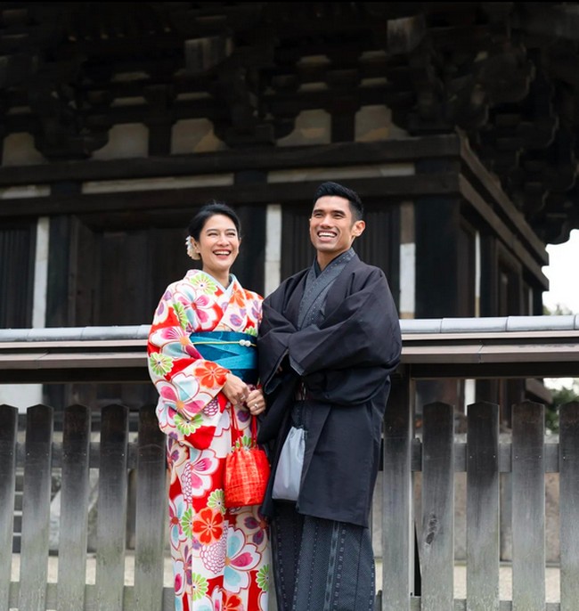 Liburan tersebut juga tak dilewatkan untuk berfoto dengan busana tradisional. Tampak aktris yang namanya meroket berkat film Ada Apa dengan Cinta? itu memakai kimono dengan corak floral kemerahan merah yang dominan. (Foto: Instagram/@therealdisastr)