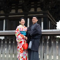 Liburan tersebut juga tak dilewatkan untuk berfoto dengan busana tradisional. Tampak aktris yang namanya meroket berkat film Ada Apa dengan Cinta? itu memakai kimono dengan corak floral kemerahan merah yang dominan. (Foto: Instagram/@therealdisastr)