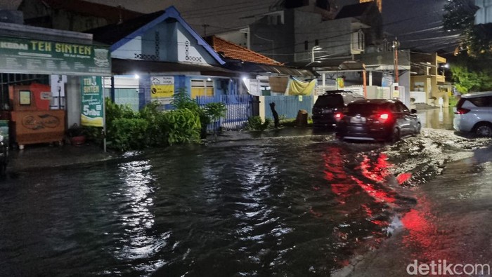 genangan di surabaya