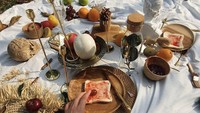 Menu piknik kesukaannya ada roti tawar dengan selai strawberry. Kemudian beberapa buah segar jeruk, apel, hingga cherry. Foto: Instagram @aryavasco