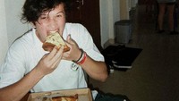 Makan pizza, Arya paling suka topping kejunya melimpah. Dia bahkan bisa menghabiskan satu kotak pizza sendirian. Foto: Instagram @aryavasco