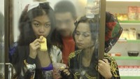 Terakhir ini kekompakan Arya dan teman-temannya, berpose seperti model saat makan dan minum di sebuah supermarket.  Foto: Instagram @aryavasco