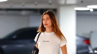 Hailey Bieber mengenakan kaus putih bertuliskan Nepo Baby. Istilah apakah itu? Foto: Istimewa