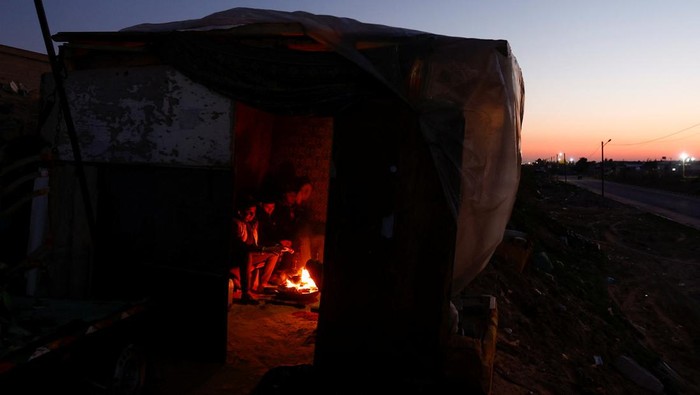 Palestinian labourers prepare wood for sale, in Khan Younis in the southern Gaza Strip, January 3, 2023. REUTERS/Ibraheem Abu Mustafa