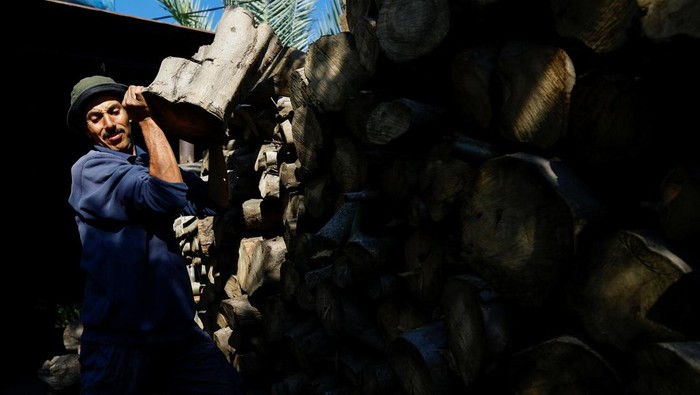 Palestinian labourers prepare wood for sale, in Khan Younis in the southern Gaza Strip, January 3, 2023. REUTERS/Ibraheem Abu Mustafa