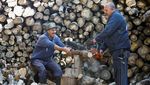 Harga Gas Melonjak, Warga di Jalur Gaza Beralih ke Kayu Bakar