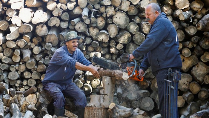 Palestinian labourers prepare wood for sale, in Khan Younis in the southern Gaza Strip, January 3, 2023. REUTERS/Ibraheem Abu Mustafa