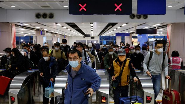Travellers arrive at Hong Kong's Lok Ma Chau border checkpoint on the first day China reopens the border amid the coronavirus disease (COVID-19) pandemic in Hong Kong, China, January 8, 2023. REUTERS/Tyrone Siu