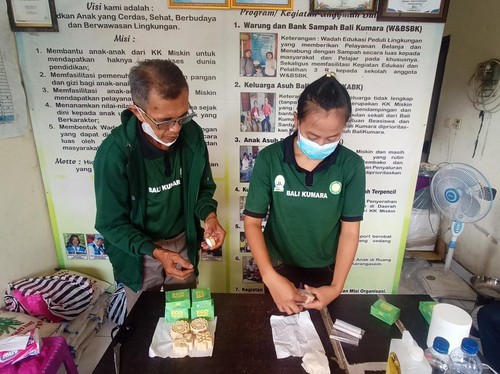 I Gede Putra saat menunjukan sabun yang terbuat dari bahan baku sampah organik di Sekretariat Yayasan Bali Kumara yang terletak di Kecamatan Bebandem, Kabupaten Karangasem Minggu (8/1/2023) (foto : I Wayan Selamat Juniasa)