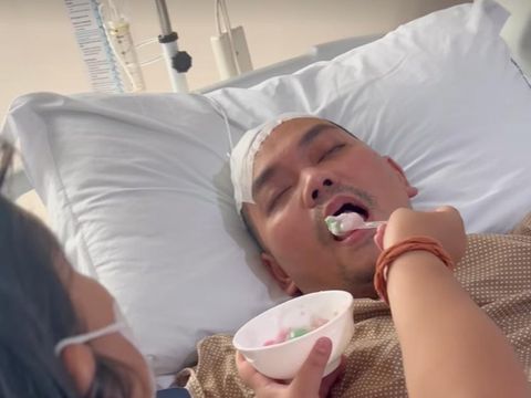 Indra Bekti disuapin makan oleh anak.