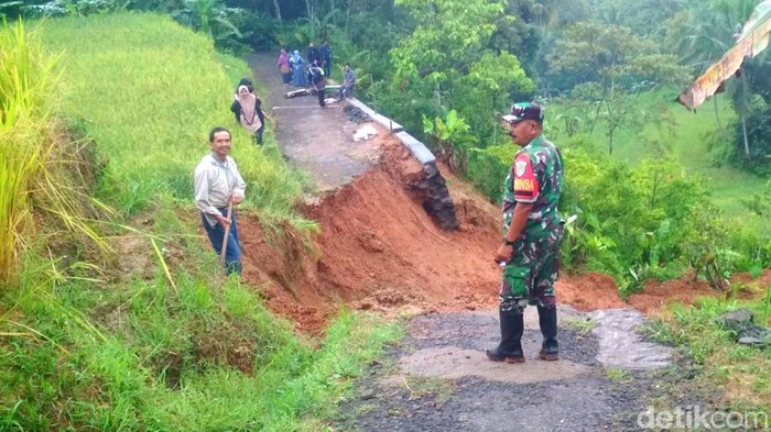 Jalan terputus antardusun putus di Desa Mekarbuana, Ciamis, Jawa Barat