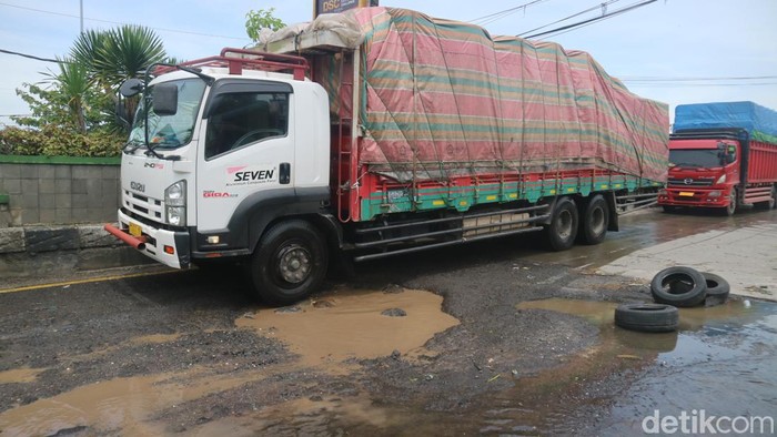 Jalur Pantura Kudus-Semarang tepatnya di Desa Jati Wetan Kecamatan Jati, Kudus, Minggu (8/1/2023).