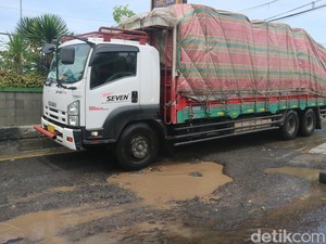 Awas, Jalur Pantura di Jati Kudus Masih Kebanjiran dan Berlubang