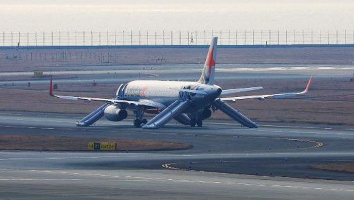 A Jetstar plane sits on the taxi ramp after making an emergency landing following a bomb threat at Chubu Centrair International Airport in Tokoname, central Japan on January 7, 2023. (Photo by JIJI PRESS / AFP) / Japan OUT