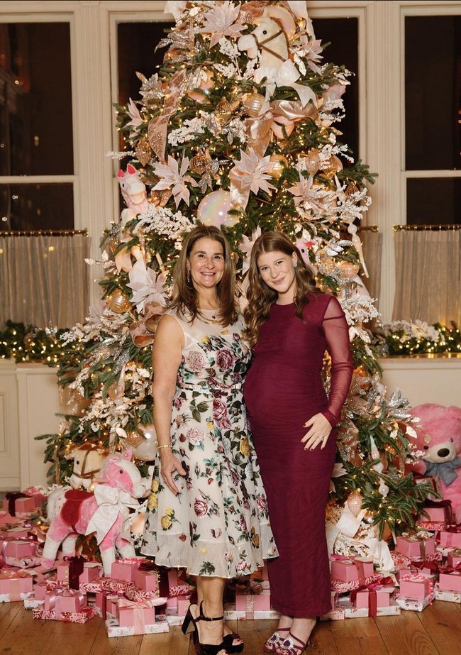 Jennifer Gates tampil cantik dalam balutan gaun panjang berpotongan H-line dengan aksen transparan pada lengan. Ia pun memilih riasan natural dan rambut ditata bergelombang. Foto: Instagram/@jenniferkgates