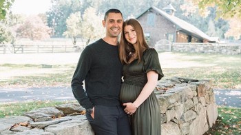 Kini di usia pernikahan sekitar setahun, mereka akan dikaruniai buah hati. Bill Gates sendiri tak dapat menutupi rasa senangnya. Aku mulai melihat dunia melalui lensa baru ketika putri sulungku memberi kabar luar biasa bahwa aku akan menjadi seorang kakek tahun depan, tulis Gates di blog pribadinya, Gates Notes. Foto: Instagram/@jenniferkgates