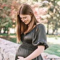 Jennifer Gates beberapa kali memperlihatkan perjalanan kehamilannya. Beberapa di antaranya saat dia berpose mesra dengan sang suami, sambil memegang perutnya yang membesar. Foto: Instagram/@jenniferkgates