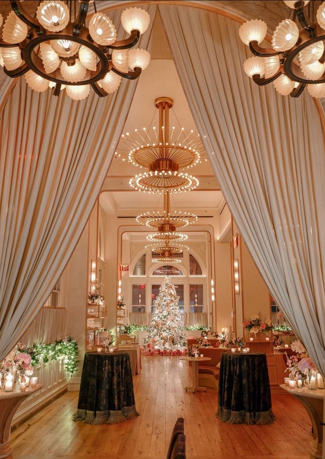 Dekorasi venue untuk baby shower dibuat bernuansa hangat Natal. Lampu-lampu chandelier pada langit-langit semakin memberi kesan mewah. Foto: Instagram/@jenniferkgates