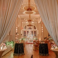 Dekorasi venue untuk baby shower dibuat bernuansa hangat Natal. Lampu-lampu chandelier pada langit-langit semakin memberi kesan mewah. Foto: Instagram/@jenniferkgates