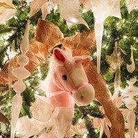 Jennifer Gates juga mengungkap jenis kelamin calon anak pertamanya. Dari dekorasi boneka berwarna pink, diketahui wanita 26 tahun ini mengandung anak perempuan. Foto: Instagram/@jenniferkgates