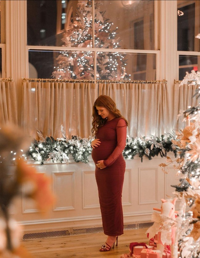 Anak pertama Bill Gates ini menggelar baby shower untuk merayakan kehamilannya. Acara digelar di New York, AS, bersama keluarga dan orang-orang terdekat, termasuk sang ibu Melinda Gates. Foto: Instagram/@jenniferkgates