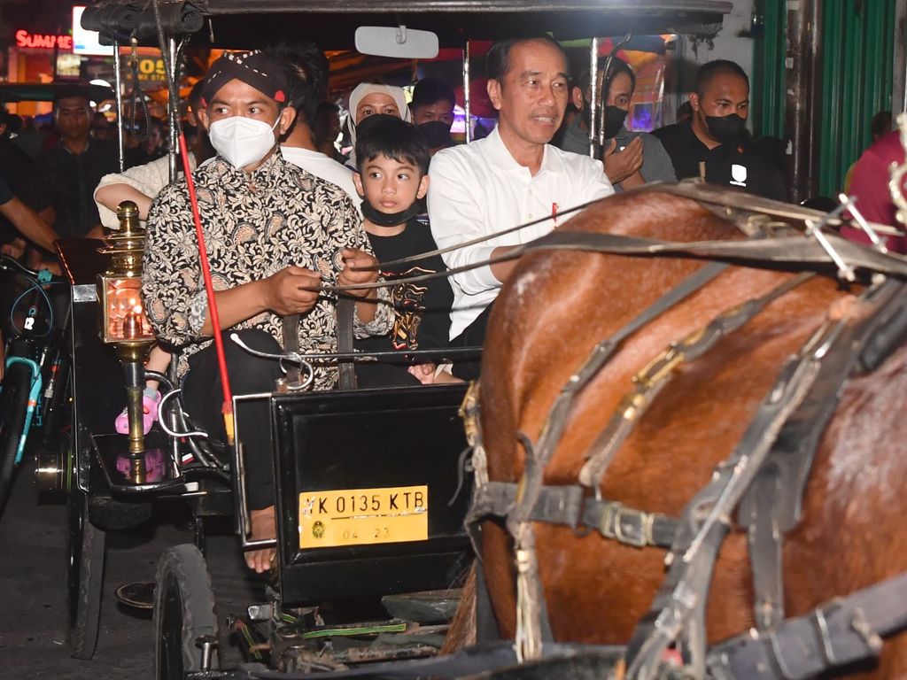 Jokowi naik andong di Malioboro