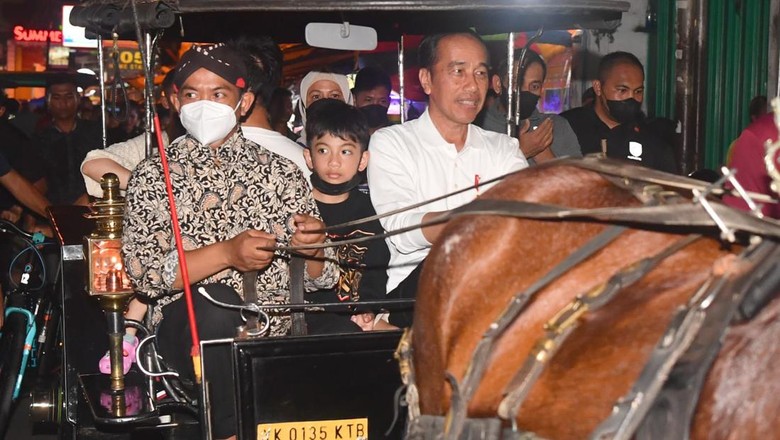 Jokowi naik andong di Malioboro Jokowi naik andong di Malioboro